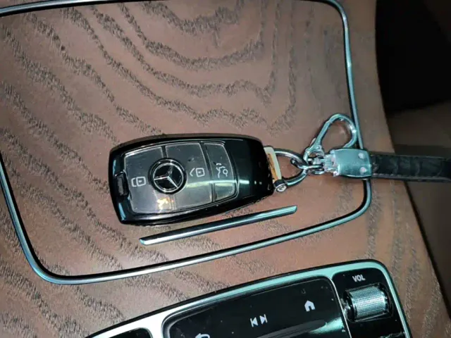 Mercedes-Benz E-Class — Фото автомобиля 8