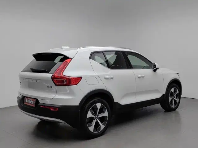 Volvo XC40 — Фото автомобиля 2