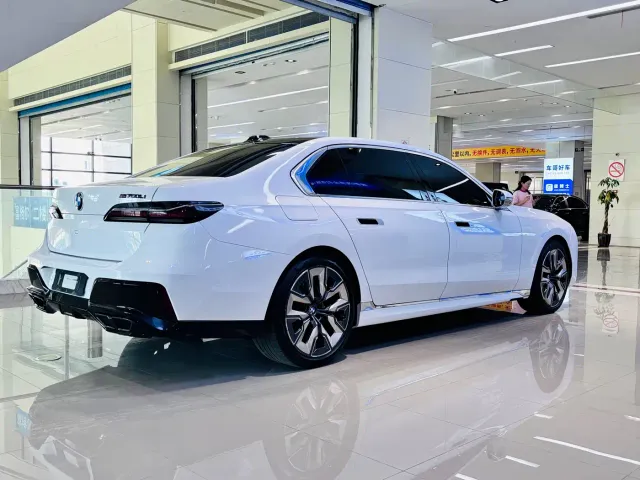 BMW 7 Series — Фото автомобиля 10
