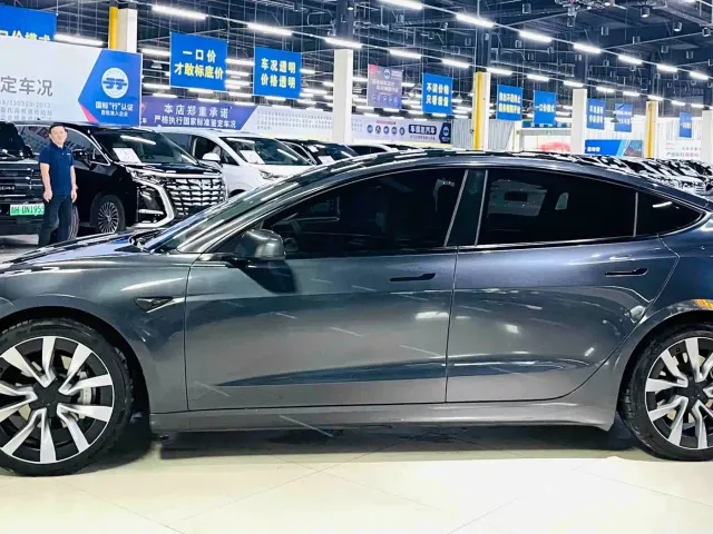 Tesla Model 3 — Фото автомобиля 5