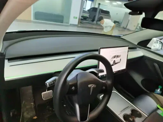 Tesla Model Y — Фото автомобиля 9