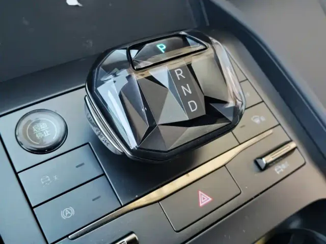 BYD Qin L — Фото автомобиля 10