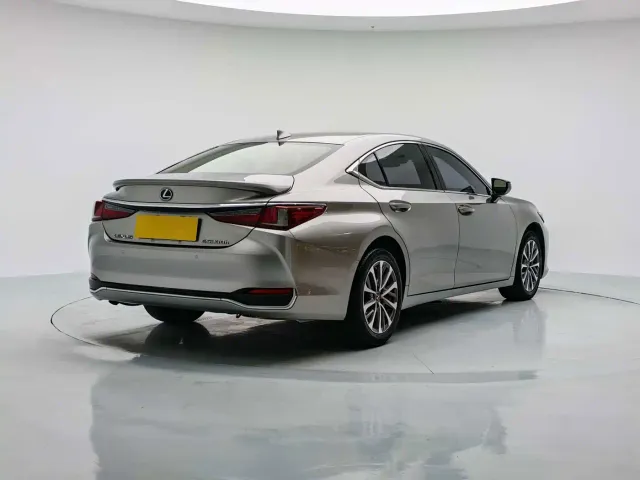 Lexus ES — Фото автомобиля 4