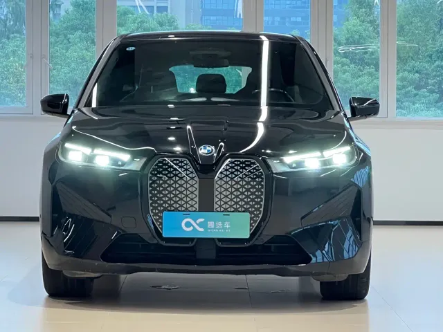 BMW iX — Фото автомобиля 2