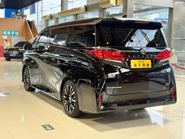 Toyota Alphard — Фото автомобиля 25