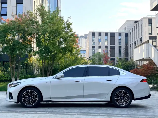 BMW 5 Series — Фото автомобиля 3