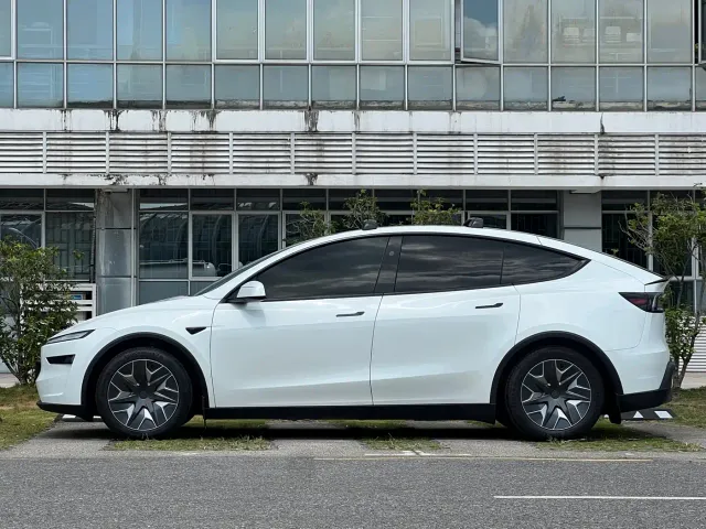 Tesla Model Y L — Фото автомобиля 7