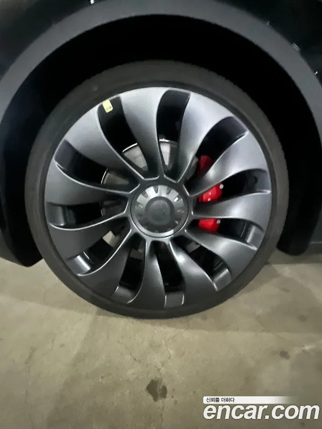 Tesla Model Y — Фото автомобиля 7