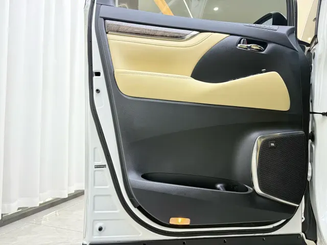 Toyota Alphard — Фото автомобиля 3