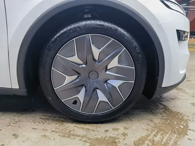 Tesla Model Y L — Фото автомобиля 19