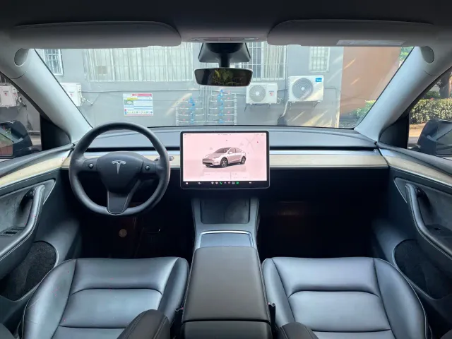 Tesla Model Y — Фото автомобиля 18