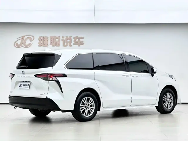 Toyota Sienna — Фото автомобиля 6