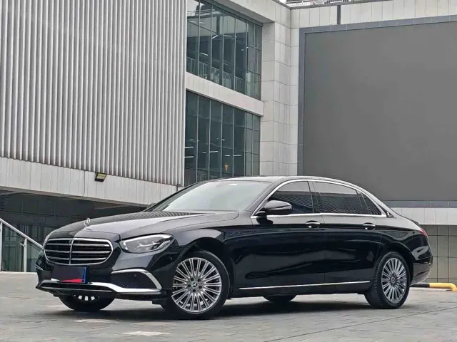 Mercedes-Benz E-Class — Фото автомобиля 3
