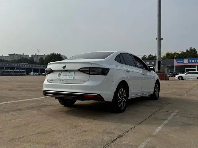 Volkswagen Lavida — Фото автомобиля 9