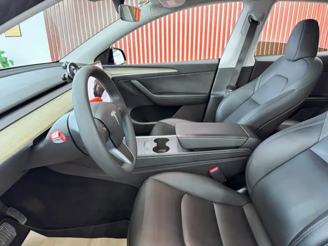 Tesla Model Y — Фото автомобиля 14
