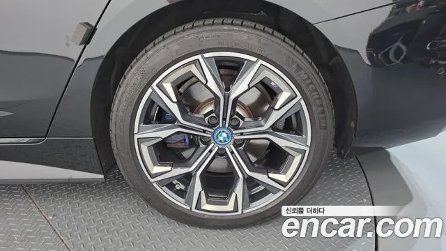 BMW i4 — Фото автомобиля 6