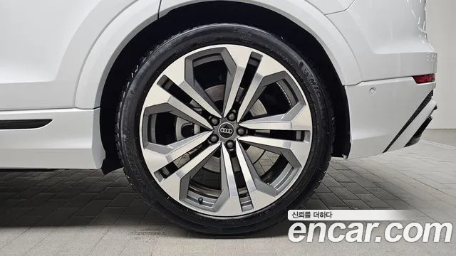 Audi Q8 55 TFSI quattro Premium — Фото автомобиля 5