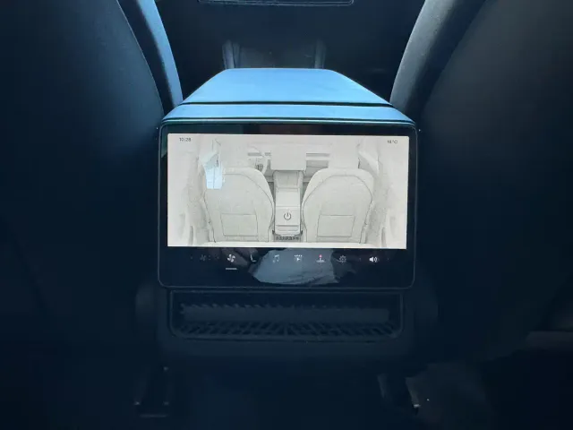 Tesla Model 3 — Фото автомобиля 13