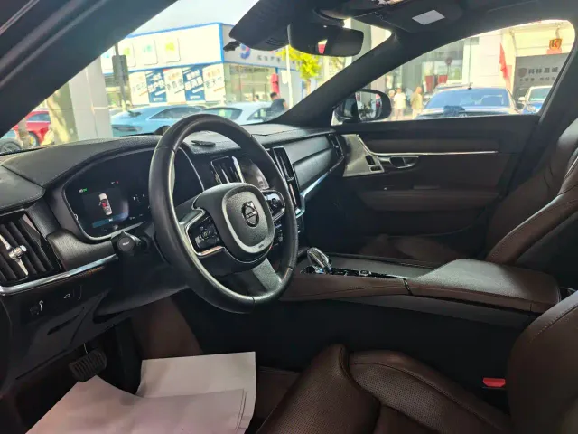 Volvo S90 — Фото автомобиля 9
