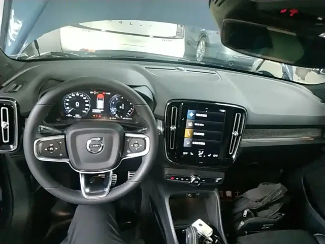Volvo XC40 — Фото автомобиля 9