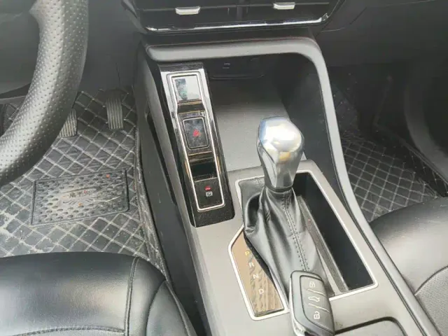 Roewe i5 — Фото автомобиля 13