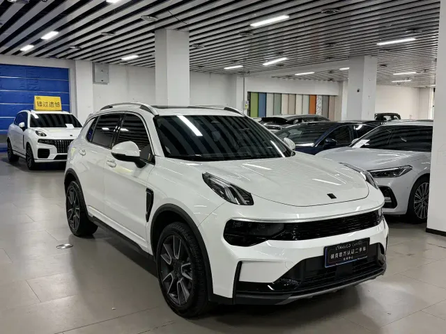 Lynk & Co 01 — Фото автомобиля 3