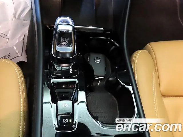 Вольво XC40 — Фото автомобиля 12