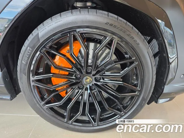 Lamborghini Urus — Фото автомобиля 12