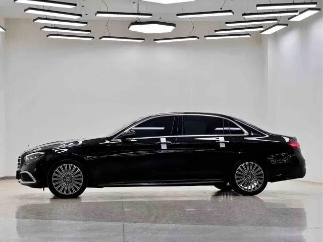 Mercedes-Benz E-Class — Фото автомобиля 4