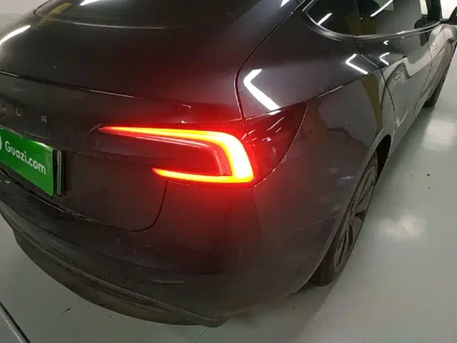 Tesla Model 3 — Фото автомобиля 7