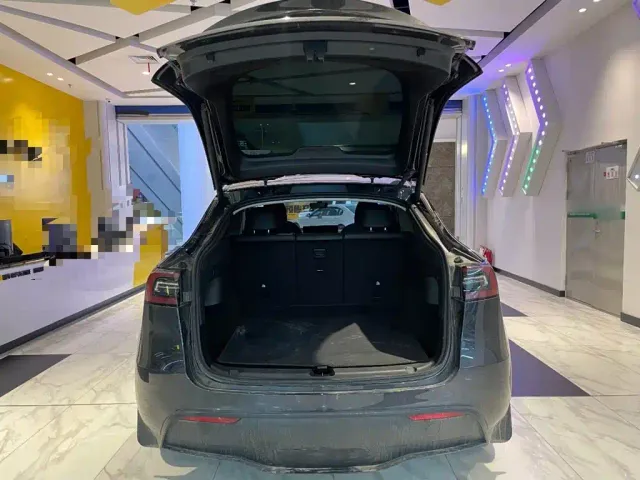 Tesla Model Y — Фото автомобиля 18