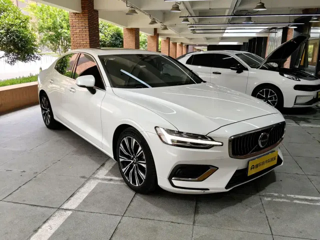 Volvo S60 — Фото автомобиля 6
