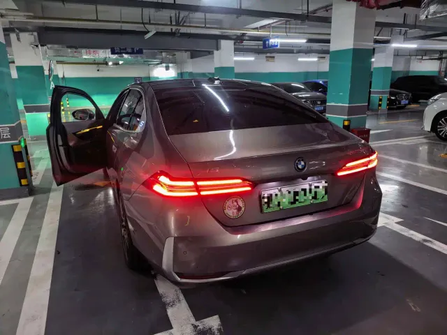 BMW i5 — Фото автомобиля 6