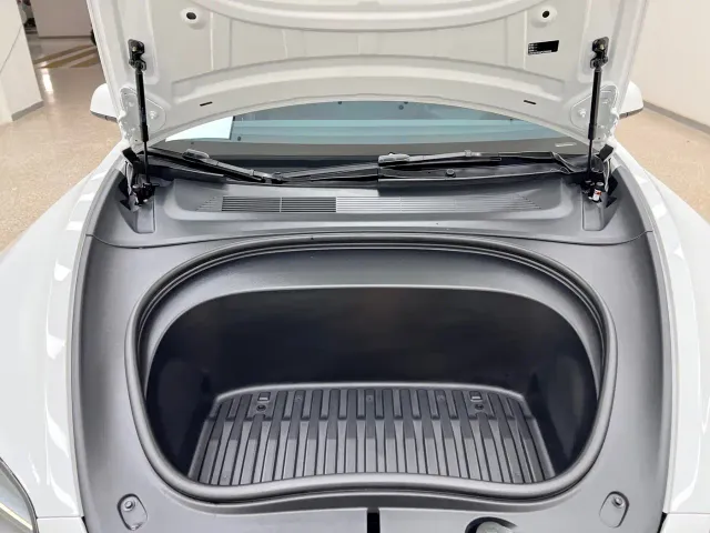 Tesla Model 3 — Фото автомобиля 13