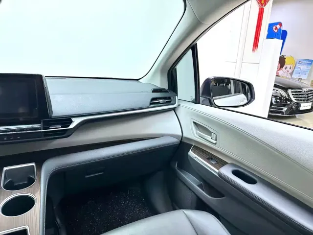 Toyota Sienna — Фото автомобиля 20
