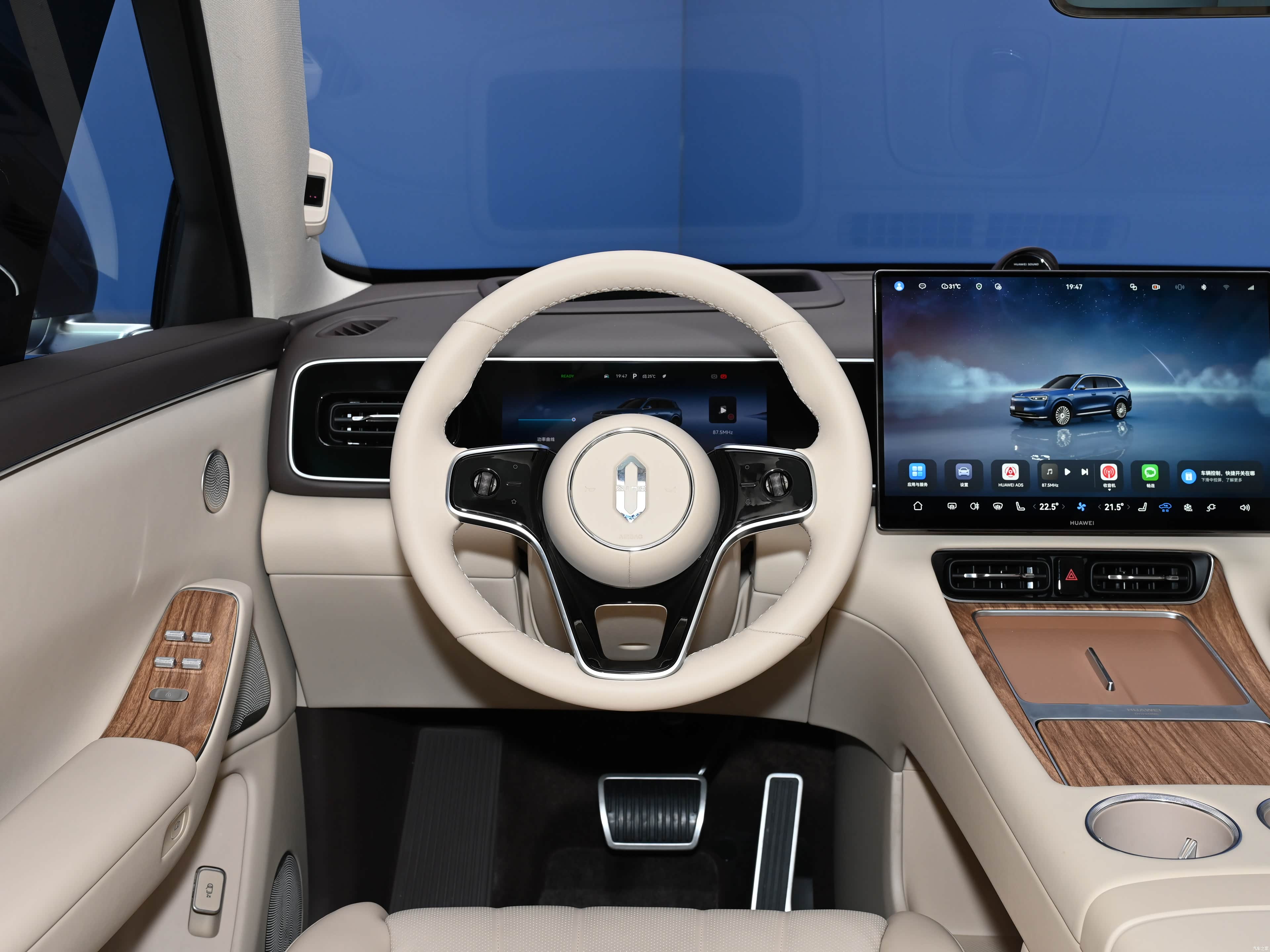 AITO M7 EREV Ultra 5 seats 4wd — Фото автомобиля 5