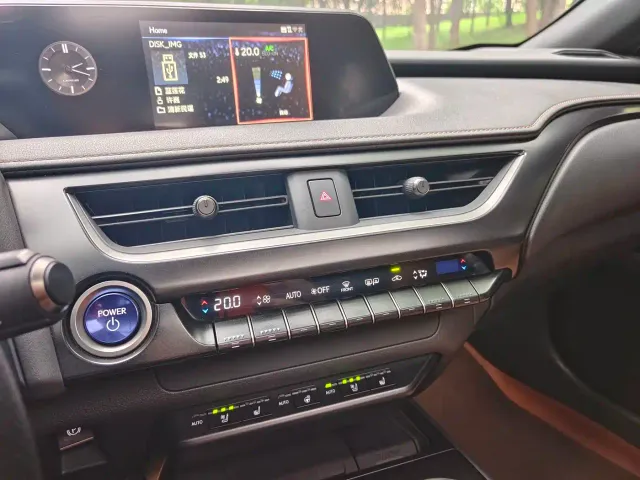 Lexus UX — Фото автомобиля 13
