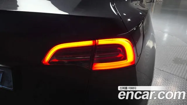 Tesla Model Y — Фото автомобиля 8