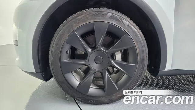 Tesla Model Y — Фото автомобиля 4