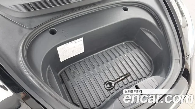 Tesla Model 3 — Фото автомобиля 9