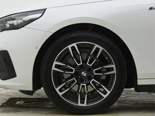 BMW 5 Series — Фото автомобиля 5