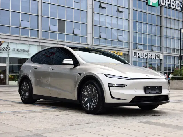 Tesla Model Y L — Фото автомобиля 3