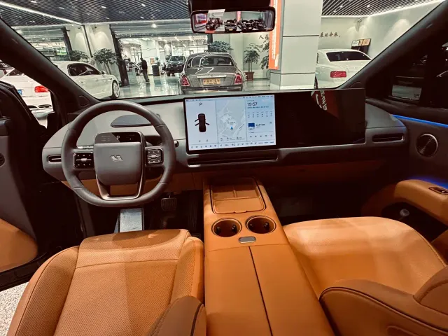 Li Auto i8 — Фото автомобиля 16