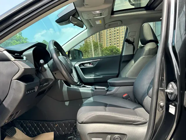 Toyota RAV4 — Фото автомобиля 10