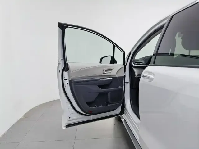 Toyota Granvia 2024 2.5L Hybrid Comfort — Фото автомобиля 8