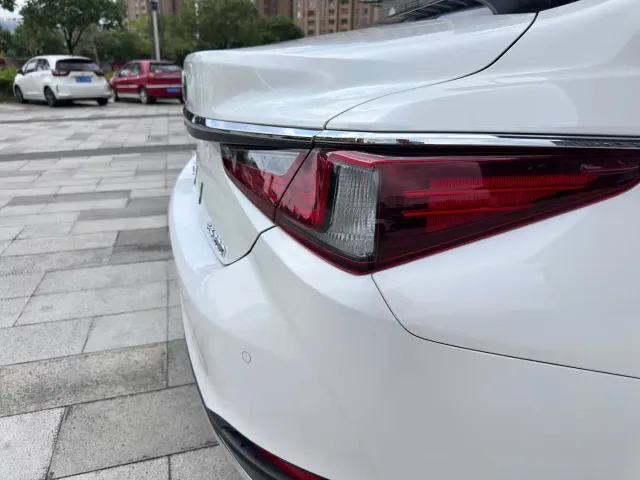 Lexus ES — Фото автомобиля 23