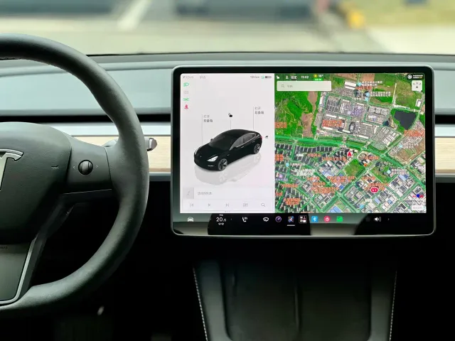 Tesla Model 3 — Фото автомобиля 7