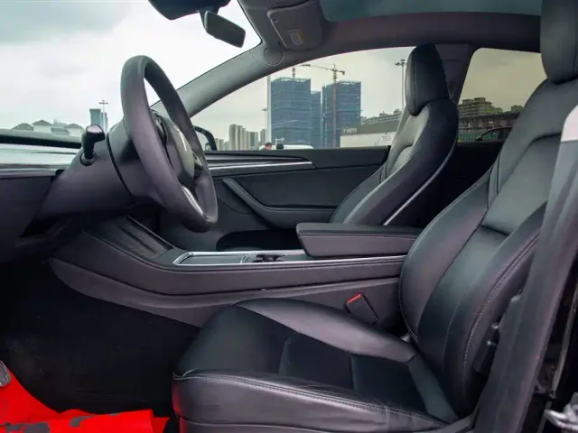 Tesla Model Y — Фото автомобиля 10