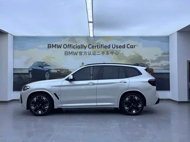 BMW iX3 — Фото автомобиля 3