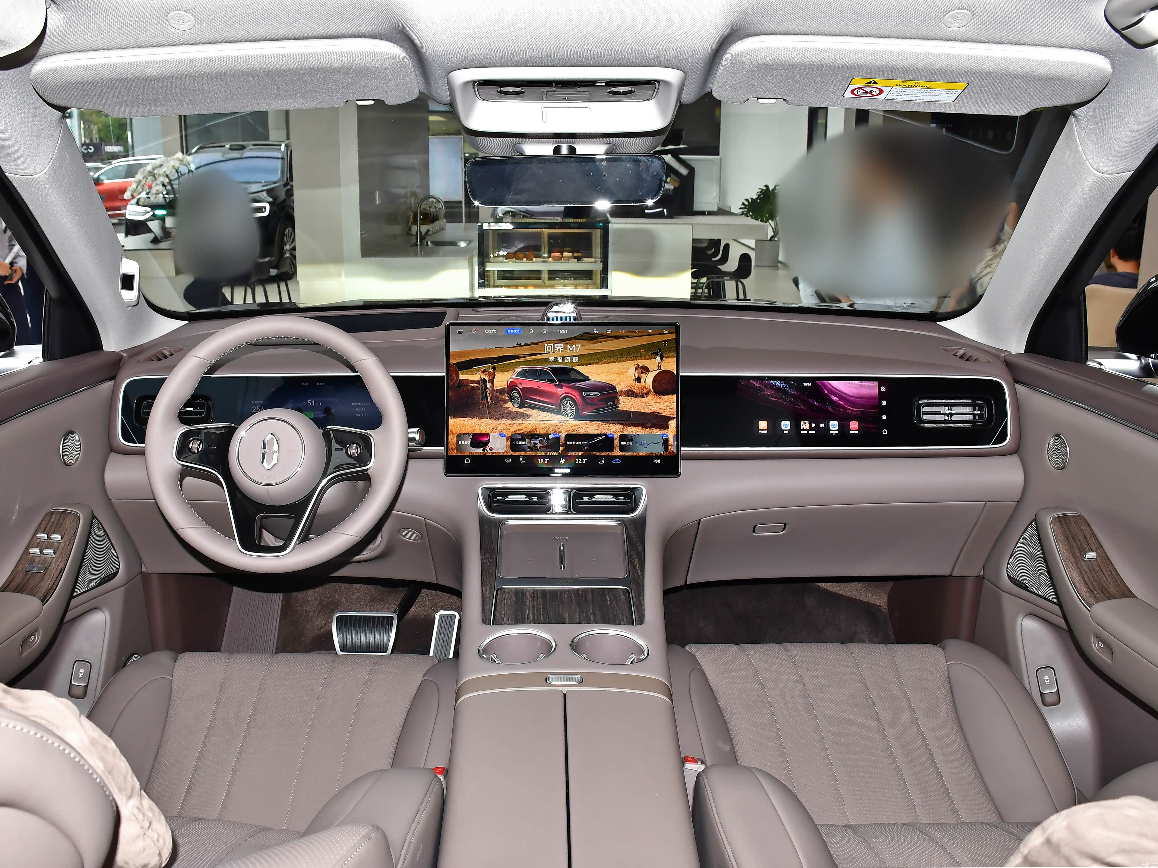 AITO M7 EREV Ultra 6 seats 4wd — Фото автомобиля 5